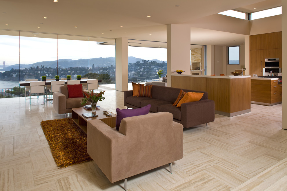 Diseño de salón abierto moderno grande sin televisor con paredes beige y suelo de travertino