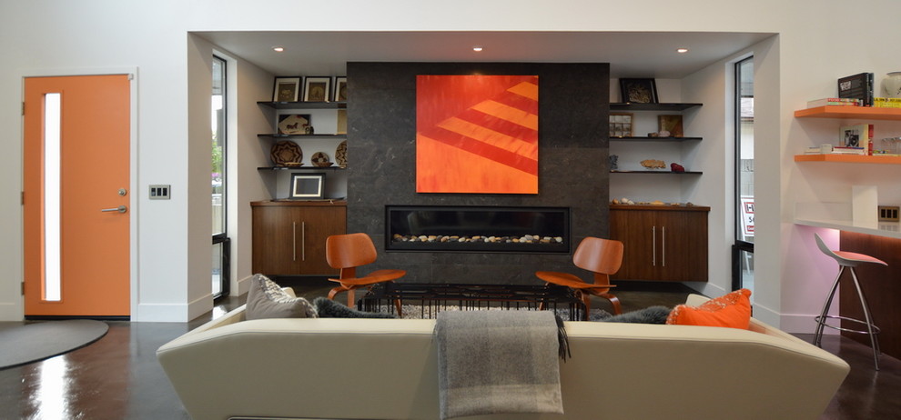 Ejemplo de salón para visitas abierto moderno de tamaño medio sin televisor con paredes blancas, suelo de cemento, chimenea lineal y marco de chimenea de yeso