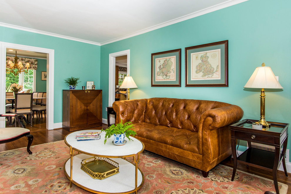 На фото: парадная, изолированная гостиная комната среднего размера в классическом стиле с синими стенами, паркетным полом среднего тона и коричневым полом с