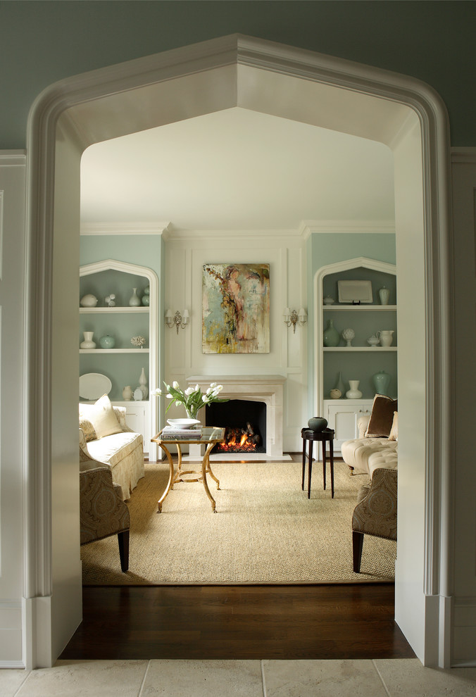 Inspiration för klassiska vardagsrum, med blå väggar och en standard öppen spis