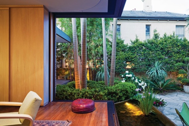 Esempio di un soggiorno design di medie dimensioni con pavimento in legno massello medio