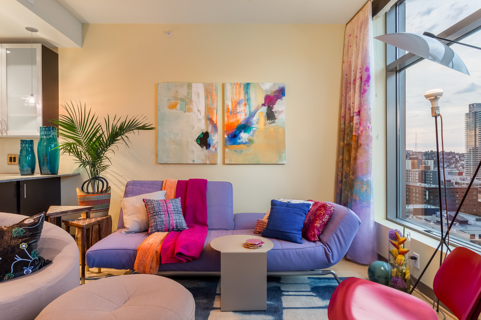 Стильный дизайн: маленькая открытая гостиная комната в современном стиле с желтыми стенами, полом из бамбука, двусторонним камином, фасадом камина из плитки, отдельно стоящим телевизором и желтым полом для на участке и в саду - последний тренд