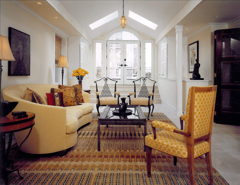 Esempio di un soggiorno minimal con sala formale e pareti beige
