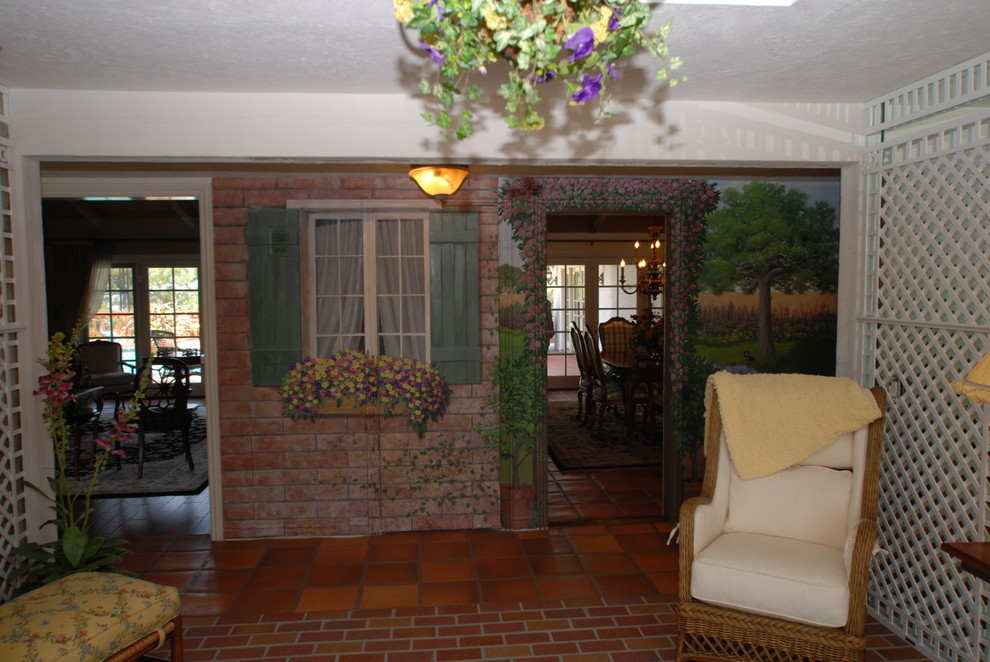 Пример оригинального дизайна: большая парадная, открытая гостиная комната в стиле ретро с зелеными стенами и кирпичным полом