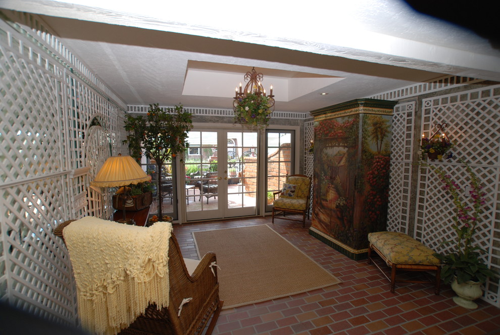 Идея дизайна: большая парадная, открытая гостиная комната в стиле ретро с зелеными стенами и кирпичным полом