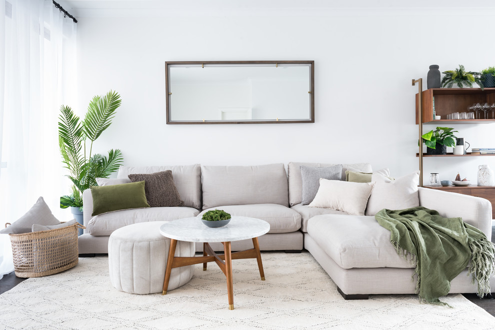 Foto di un soggiorno contemporaneo con pareti bianche, parquet scuro e pavimento marrone
