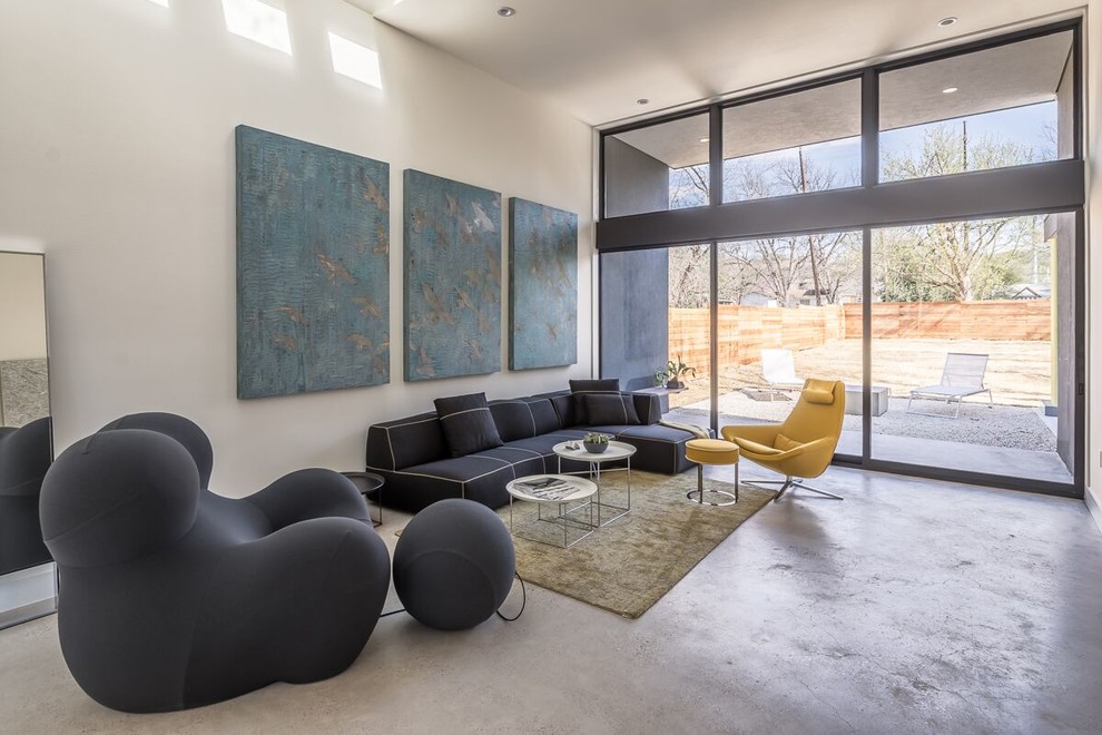 Modernes Wohnzimmer ohne Kamin mit weißer Wandfarbe in Austin