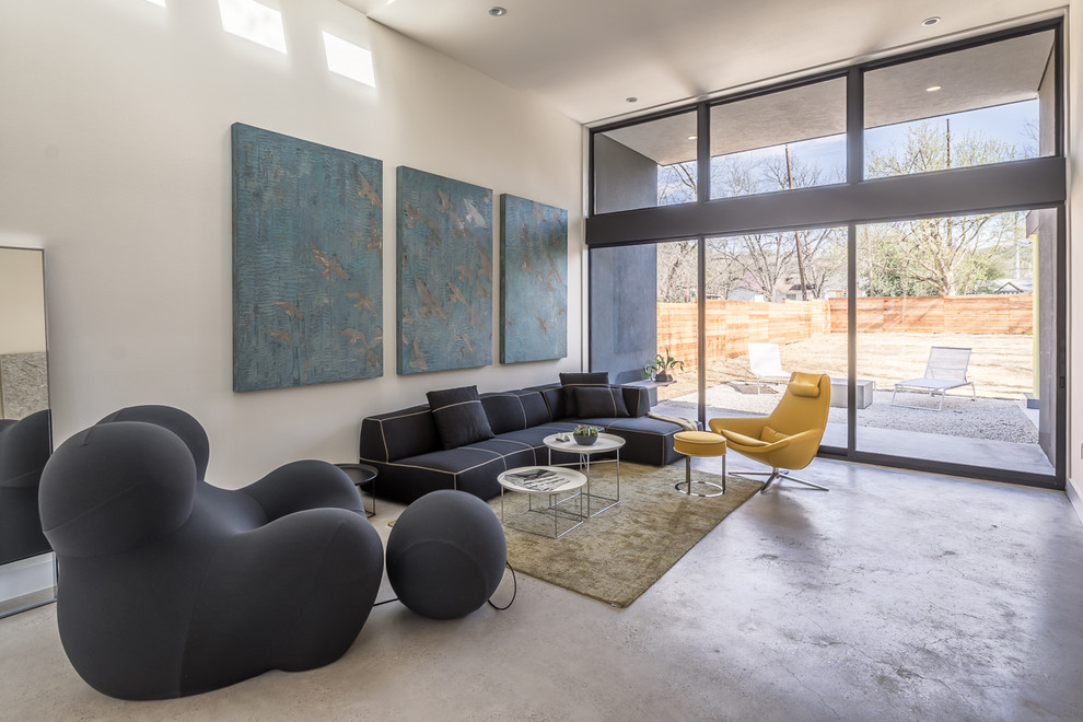 Mittelgroßes, Repräsentatives, Fernseherloses, Abgetrenntes Modernes Wohnzimmer ohne Kamin mit weißer Wandfarbe und Betonboden in Austin
