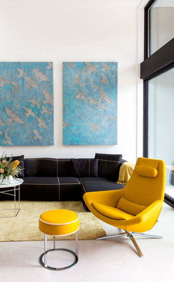 Стильный дизайн: парадная, изолированная гостиная комната среднего размера в современном стиле с белыми стенами и бетонным полом без камина, телевизора - последний тренд