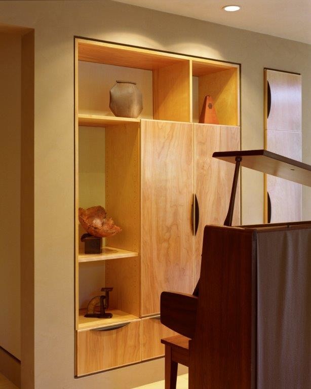 На фото: открытая гостиная комната среднего размера в современном стиле с музыкальной комнатой, бежевыми стенами, полом из бамбука, двусторонним камином, фасадом камина из металла и бежевым полом без телевизора