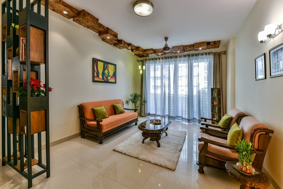 Eklektisches Wohnzimmer mit weißer Wandfarbe und beigem Boden in Delhi