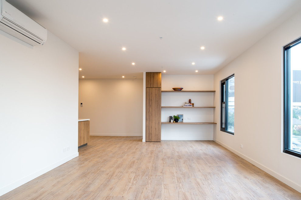 Großes, Offenes Modernes Wohnzimmer ohne Kamin mit weißer Wandfarbe und Vinylboden in Melbourne
