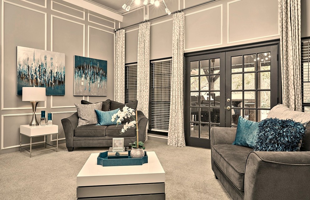 Cette image montre un salon design avec un mur gris, moquette, une cheminée double-face, un manteau de cheminée en brique, un téléviseur fixé au mur et un sol gris.