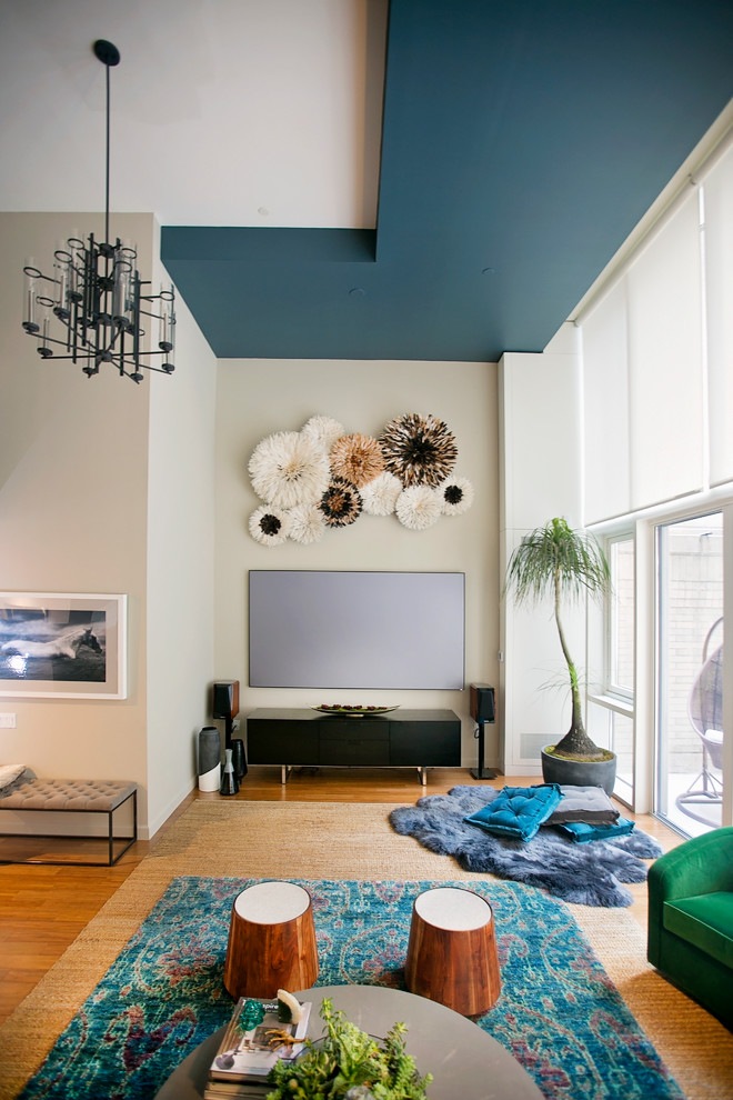 Ispirazione per un grande soggiorno minimal aperto con pareti beige, moquette, TV a parete e nessun camino