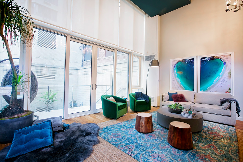 Immagine di un grande soggiorno minimal stile loft con pareti beige, moquette, TV a parete e nessun camino