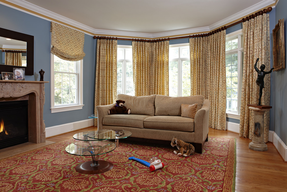 Источник вдохновения для домашнего уюта: гостиная комната в классическом стиле с синими стенами и красивыми шторами