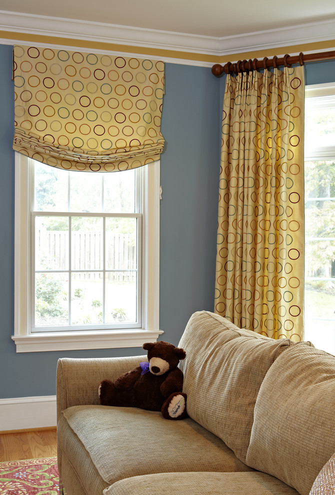 Imagen de salón clásico con paredes azules y cortinas