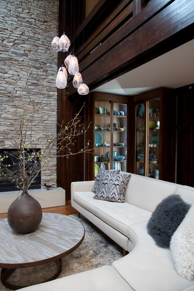 Идея дизайна: большая парадная, открытая гостиная комната в стиле модернизм с бежевыми стенами, стандартным камином и фасадом камина из каменной кладки