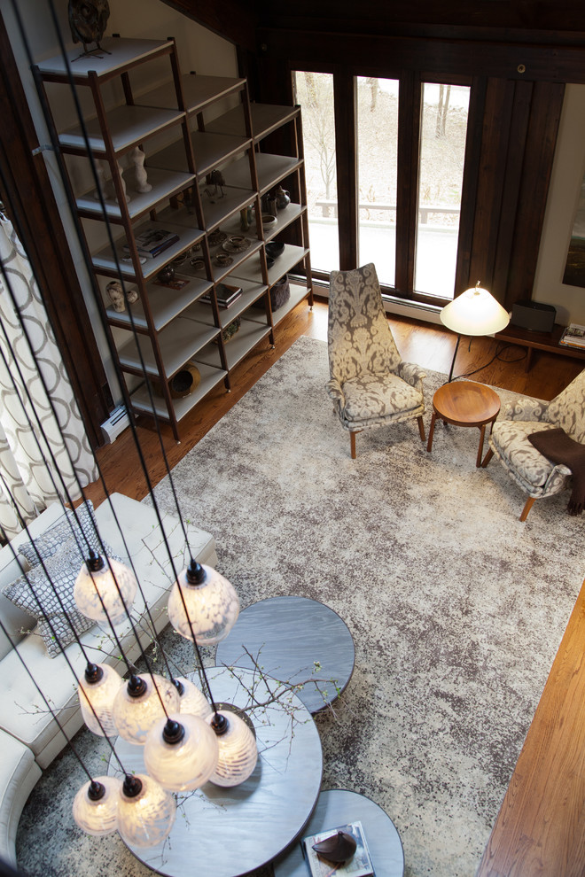 Foto di un grande soggiorno contemporaneo aperto con pareti beige e pavimento in legno massello medio