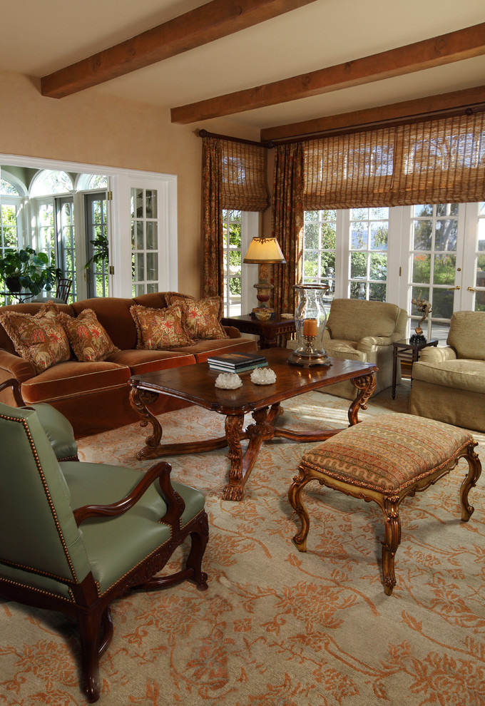 Свежая идея для дизайна: большая гостиная комната в классическом стиле с оранжевыми стенами и красивыми шторами - отличное фото интерьера