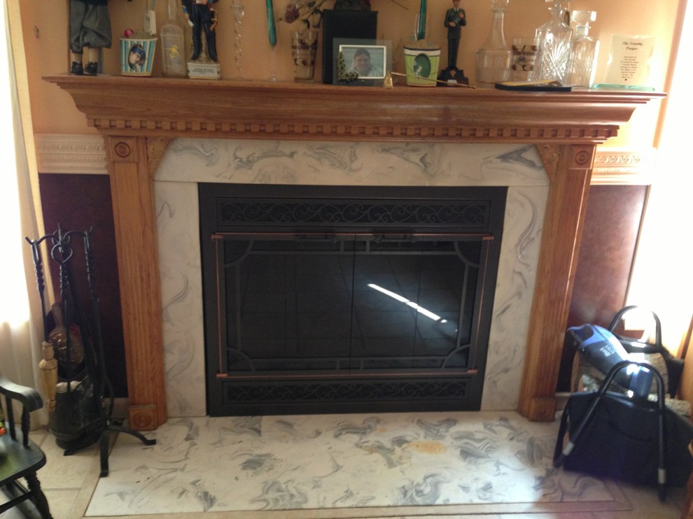 ニューヨークにあるお手頃価格の中くらいなトラディショナルスタイルのおしゃれなリビング (マルチカラーの壁、セラミックタイルの床、標準型暖炉、タイルの暖炉まわり) の写真