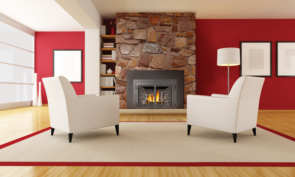 デンバーにあるお手頃価格の中くらいなコンテンポラリースタイルのおしゃれなリビング (赤い壁、竹フローリング、標準型暖炉、石材の暖炉まわり、テレビなし) の写真
