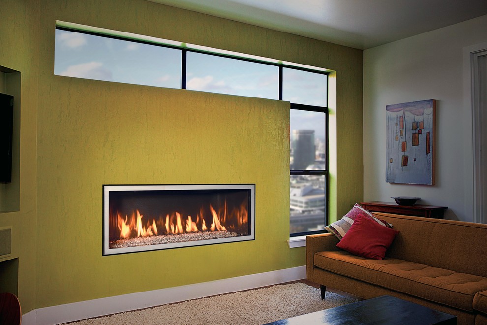 Mittelgroßes, Repräsentatives, Fernseherloses, Abgetrenntes Modernes Wohnzimmer mit Gaskamin, gelber Wandfarbe und Teppichboden in San Francisco