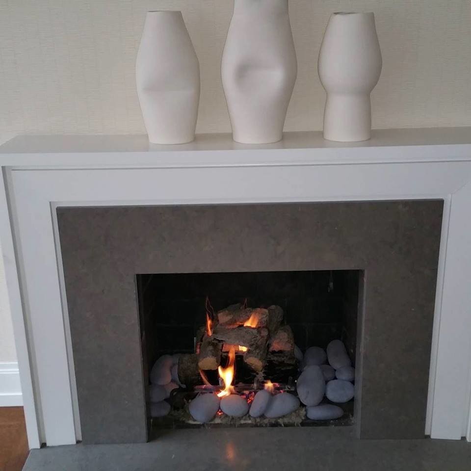 ニューヨークにあるコンテンポラリースタイルのおしゃれなリビング (標準型暖炉、石材の暖炉まわり) の写真