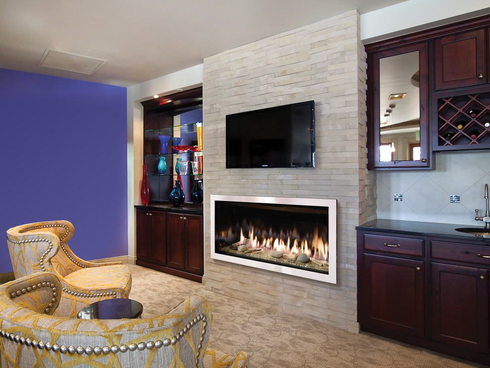 Пример оригинального дизайна: изолированная гостиная комната среднего размера в стиле фьюжн с домашним баром, фиолетовыми стенами, ковровым покрытием, стандартным камином, фасадом камина из камня, телевизором на стене и коричневым полом