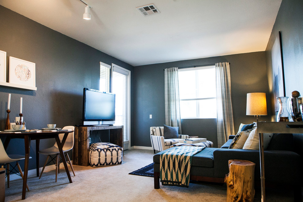 Kleines, Abgetrenntes Stilmix Wohnzimmer ohne Kamin mit grauer Wandfarbe und Teppichboden in Orange County