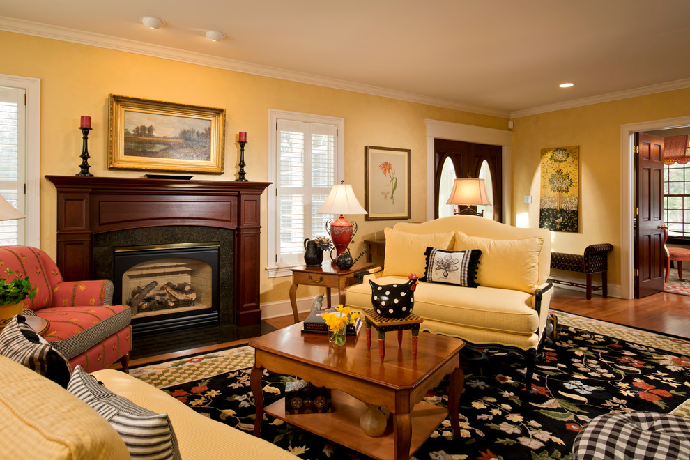 Inspiration pour un grand salon rustique fermé avec un mur jaune, un sol en bois brun, une cheminée standard et un manteau de cheminée en bois.