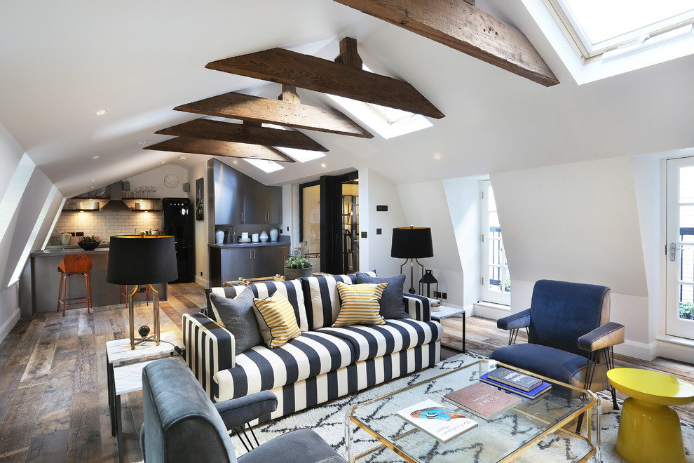 Foto di un soggiorno design con sala formale, pareti bianche e pavimento in legno massello medio