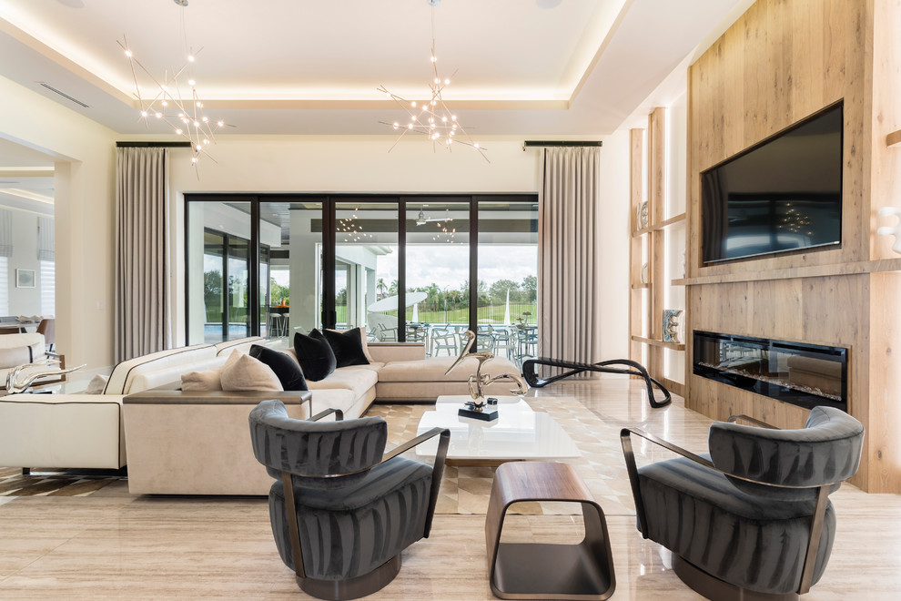 Esempio di un soggiorno design aperto con TV a parete, pavimento beige, camino lineare Ribbon e cornice del camino in legno