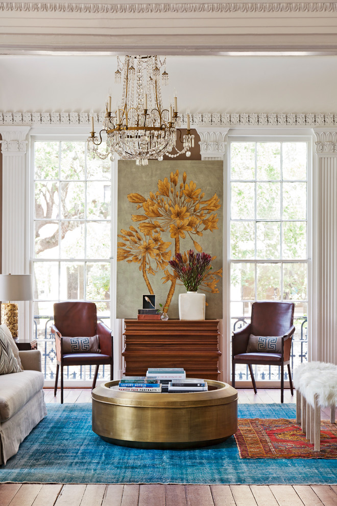 Mittelgroßes, Repräsentatives, Fernseherloses, Offenes Klassisches Wohnzimmer mit beiger Wandfarbe, dunklem Holzboden und Kamin in Charleston
