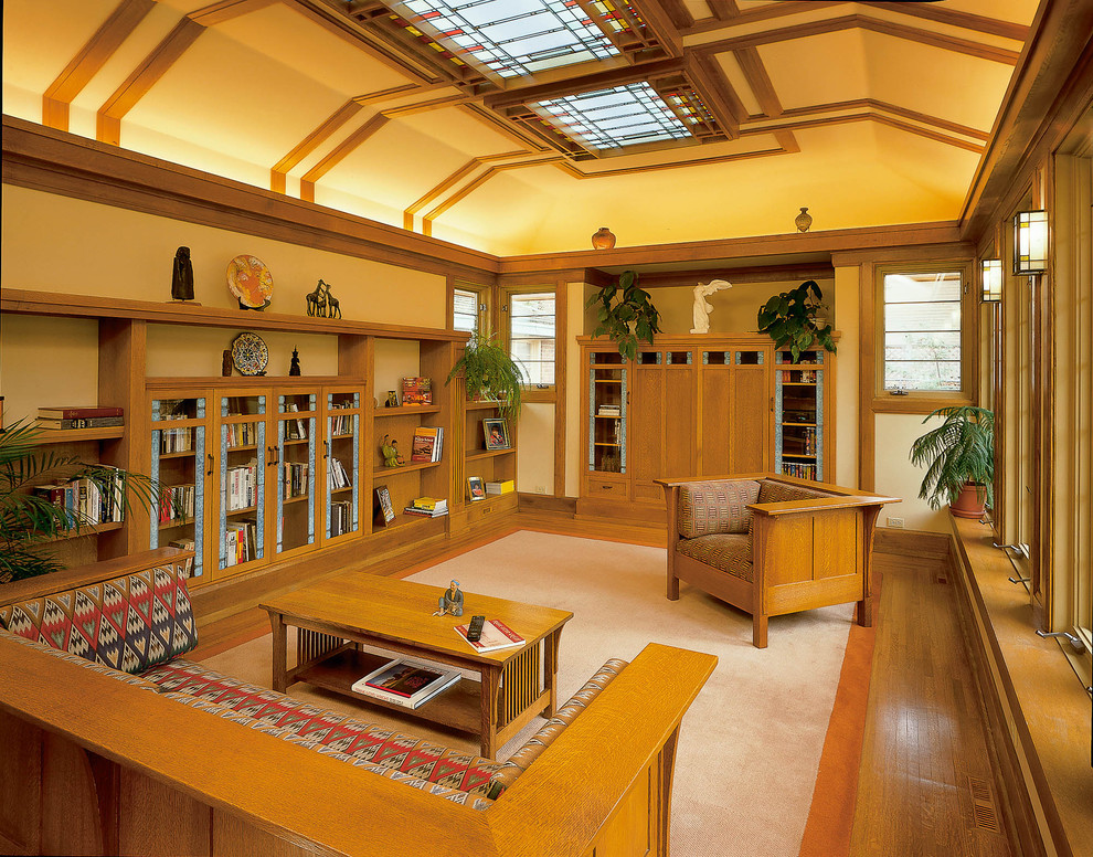 На фото: гостиная комната в современном стиле с с книжными шкафами и полками и желтыми стенами