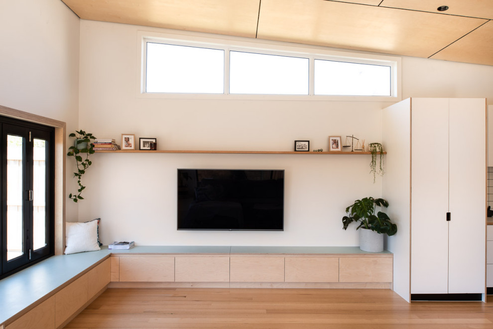 Свежая идея для дизайна: большая открытая гостиная комната в стиле модернизм с бежевыми стенами и коричневым полом - отличное фото интерьера