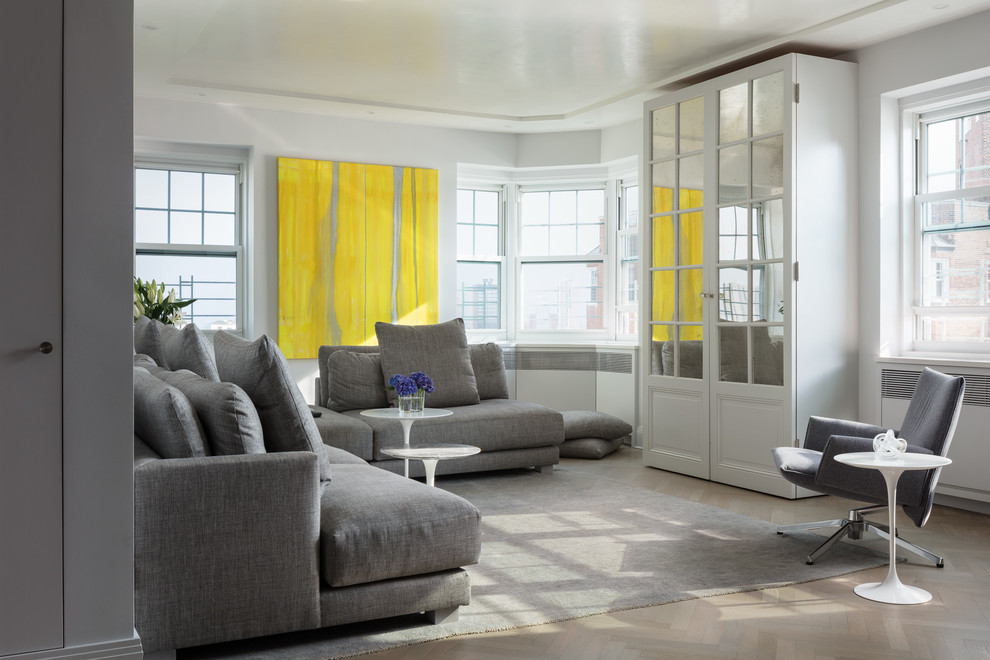 Foto di un soggiorno design chiuso con sala formale, pareti bianche, parquet chiaro, TV nascosta e pavimento beige