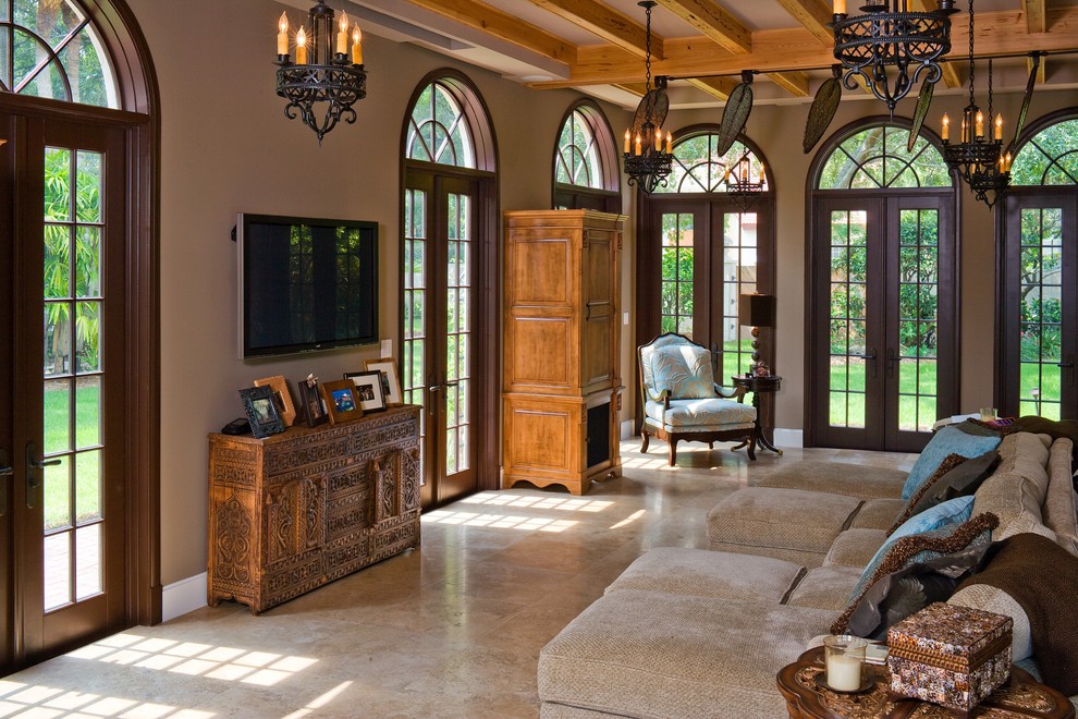 Example of a classic living room design in Tampa