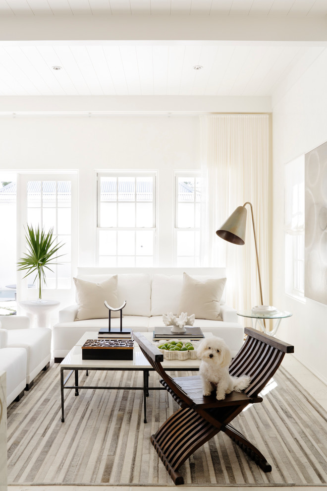 Idee per un soggiorno chic con sala formale e pareti bianche