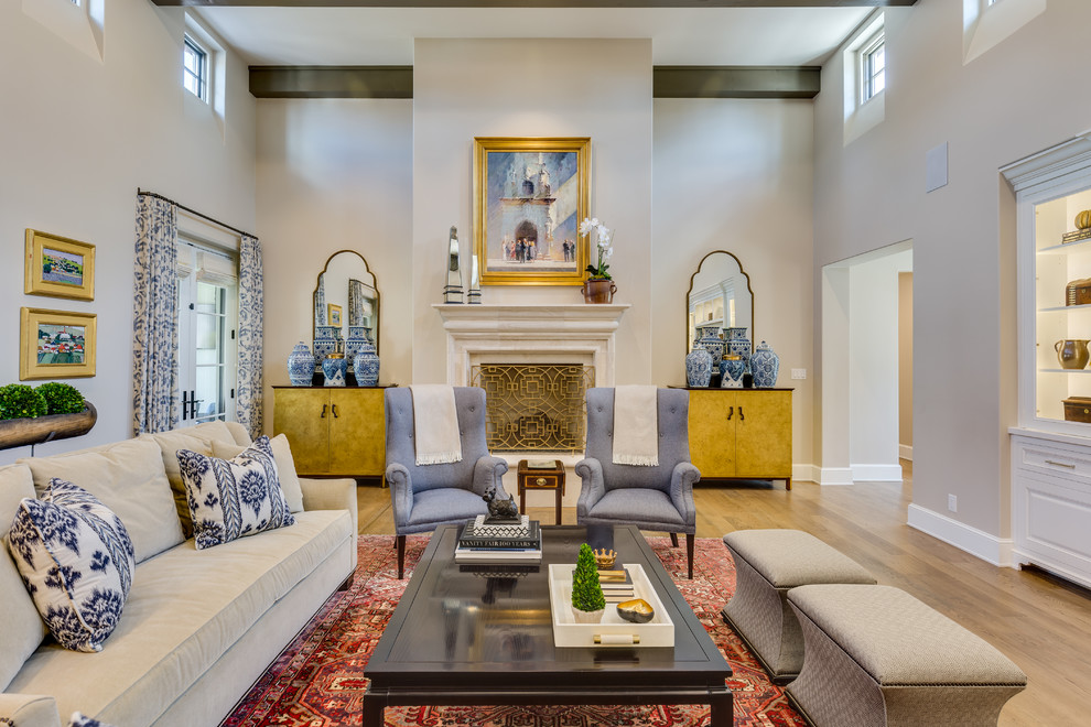 Klassisches Wohnzimmer mit beiger Wandfarbe, braunem Holzboden und Kamin in Austin
