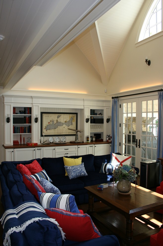 Foto de salón abierto costero grande con paredes beige
