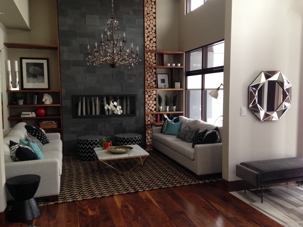 Mittelgroßes, Offenes Modernes Wohnzimmer mit grüner Wandfarbe, braunem Holzboden, Gaskamin und Kaminumrandung aus Stein in Toronto