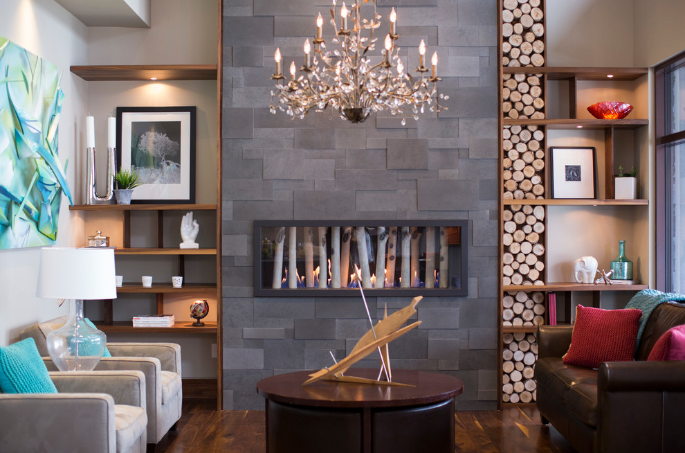Exemple d'un salon tendance avec une salle de réception, un sol en bois brun, une cheminée ribbon et un manteau de cheminée en pierre.