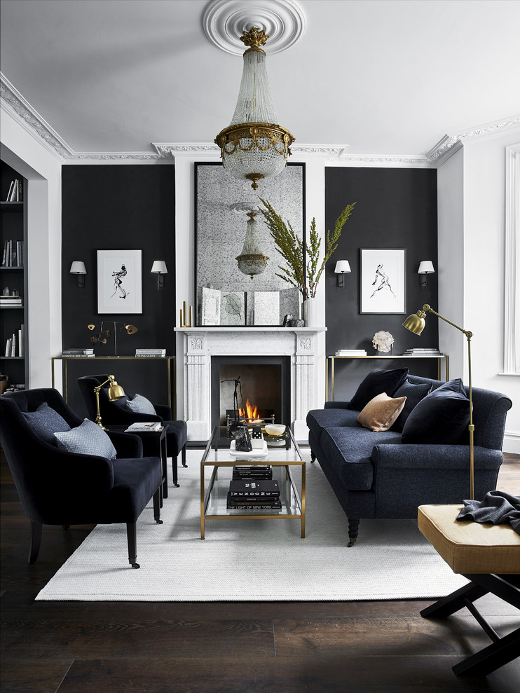 ベルファストにあるトランジショナルスタイルのおしゃれなリビング (白い壁、濃色無垢フローリング、標準型暖炉、テレビなし、茶色い床、黒いソファ) の写真
