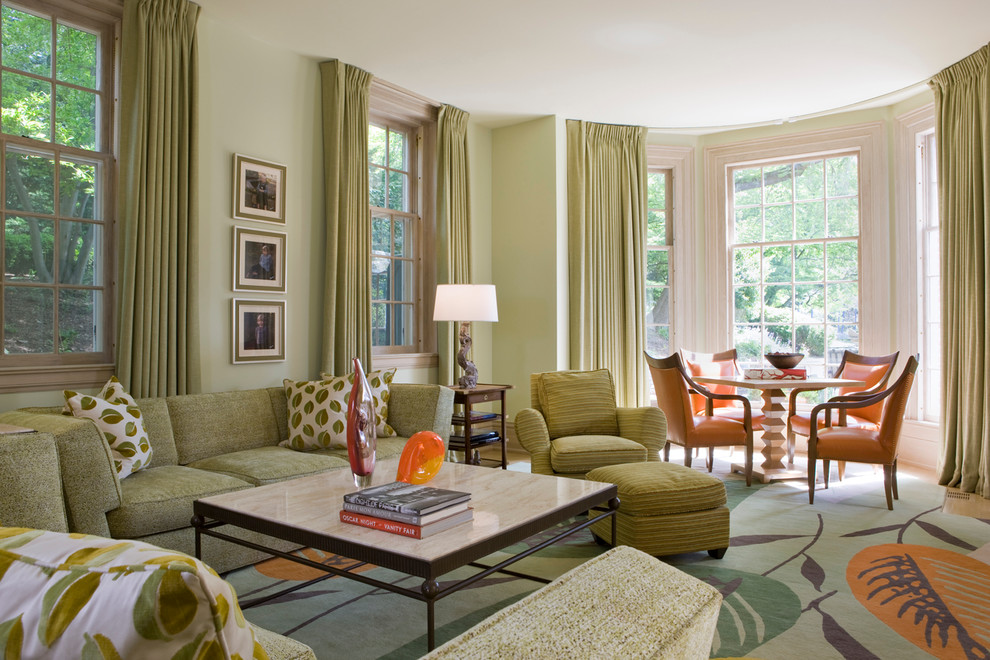 Свежая идея для дизайна: парадная, открытая гостиная комната в классическом стиле с зелеными стенами, светлым паркетным полом и эркером - отличное фото интерьера