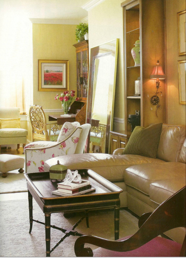 Esempio di un piccolo soggiorno classico chiuso con sala formale, pareti gialle, parquet scuro e nessuna TV