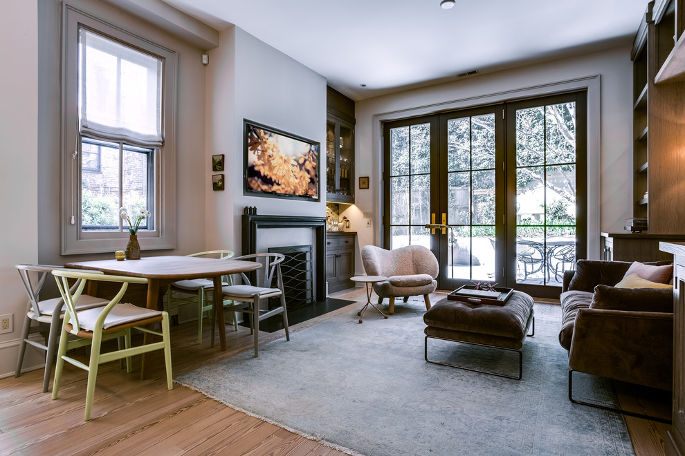 Пример оригинального дизайна: парадная, открытая гостиная комната среднего размера в стиле неоклассика (современная классика) с серыми стенами, светлым паркетным полом, стандартным камином и коричневым полом без телевизора