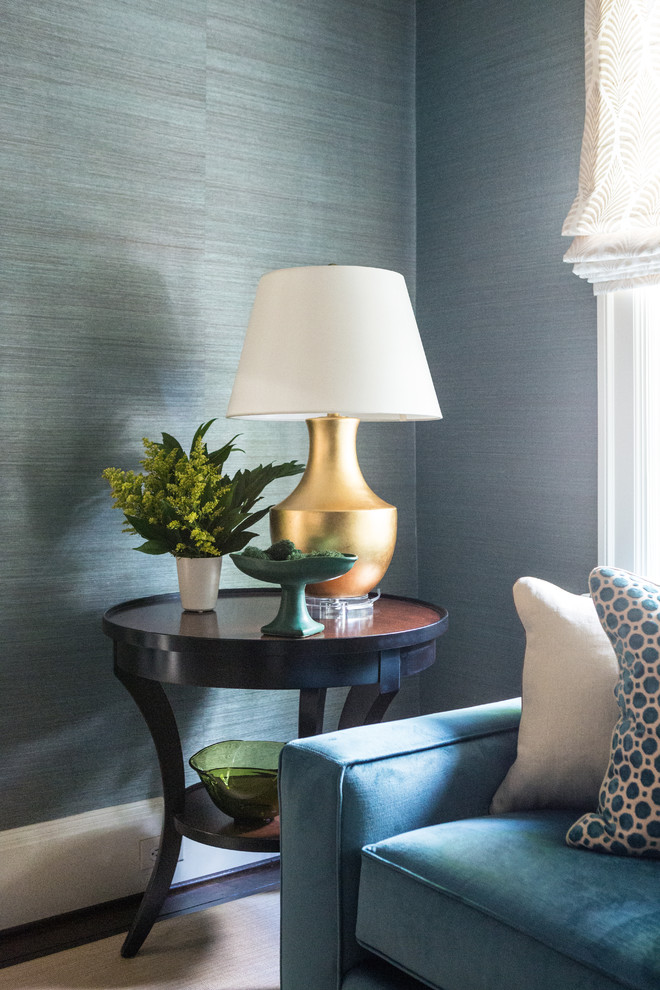 Пример оригинального дизайна: парадная, изолированная гостиная комната среднего размера в стиле неоклассика (современная классика) с синими стенами, ковровым покрытием, стандартным камином и фасадом камина из дерева без телевизора