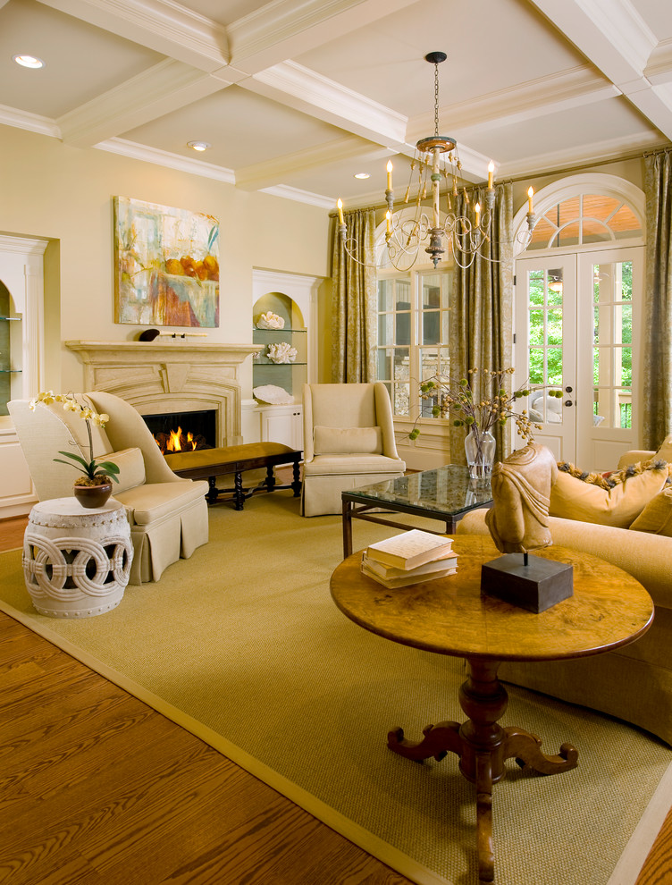 На фото: гостиная комната в классическом стиле с бежевыми стенами и ковром на полу с