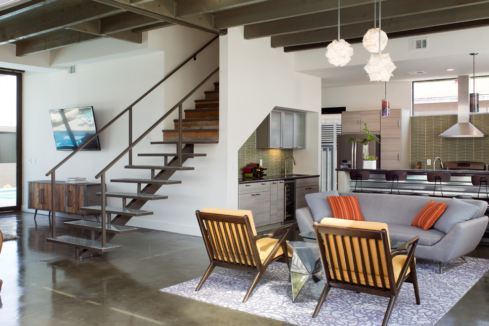 Offenes, Mittelgroßes Modernes Wohnzimmer mit weißer Wandfarbe, Betonboden, Hausbar und grauem Boden in San Diego